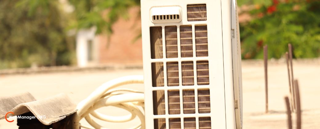 מזגנים ניידים להשכרה - מזגן לבן ובצד שמאל למטה לוגו אתר webmanager